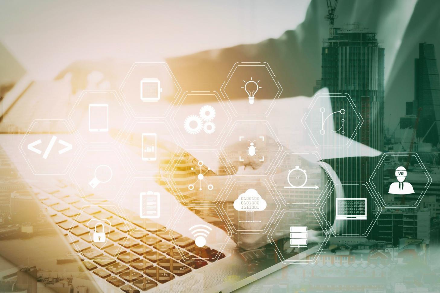 Moderne Arbeitsumgebung mit Fokus auf digitale SEO-Strategie